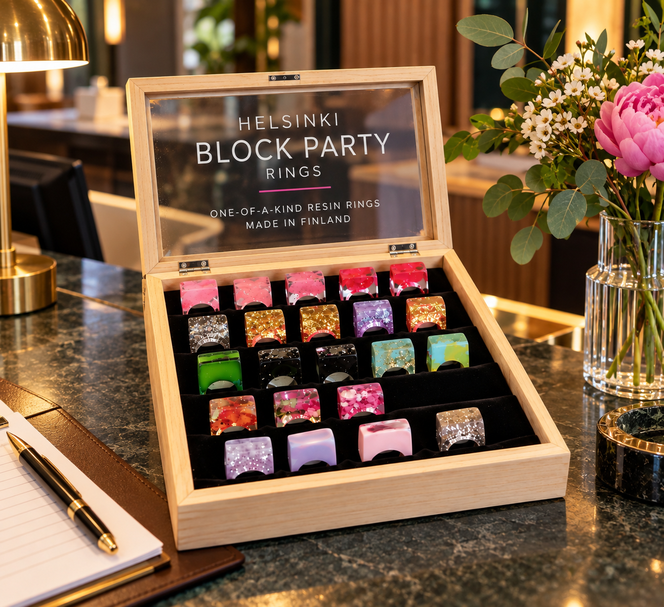 Helsinki Block Party -malliston designkorut ja persoonalliset tuotteet esillä hotellin vastaanoton näyttävässä vitriinissä – Kohtakotona by Hello Helsinki.